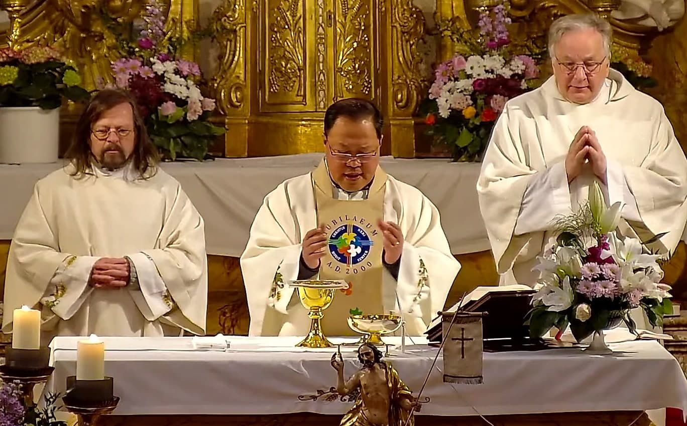 Drei Zelebranten am geschmückten Altar